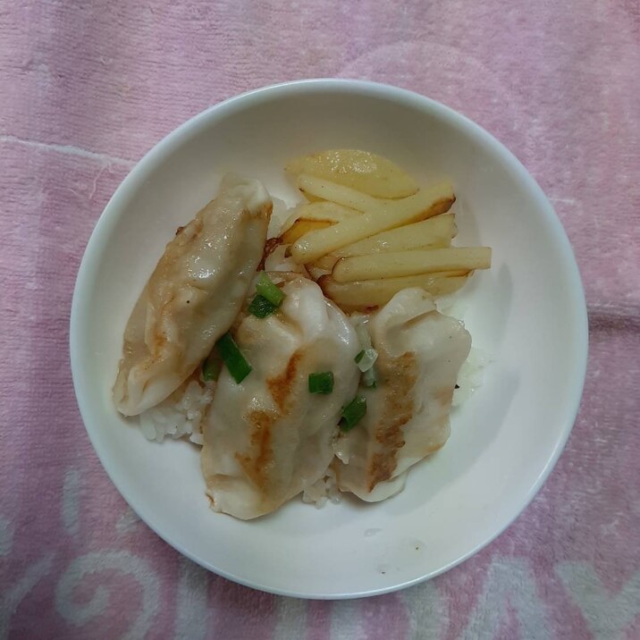 新じゃがバター炒めと焼き餃子丼